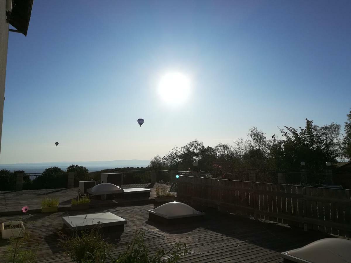 Logis La Rose Des Vents Hotel Volvic Exterior foto